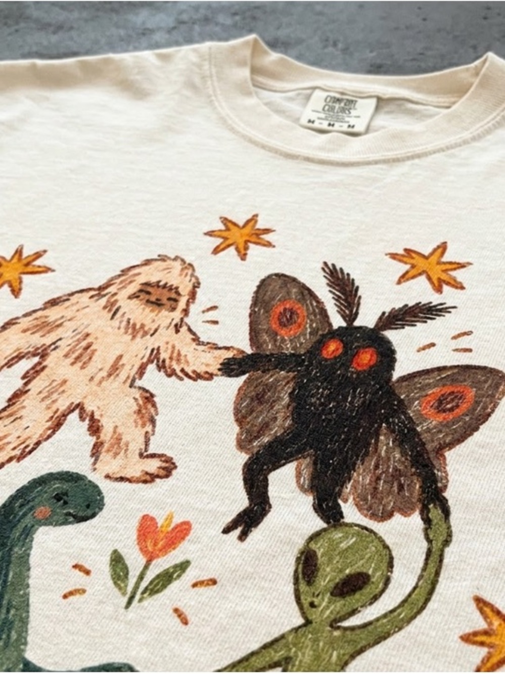 Dancing Cryptids Graphic Tee, Bigfoot Mothman Alien Vintage Comfort Colors Unise - Picture 4 of 4